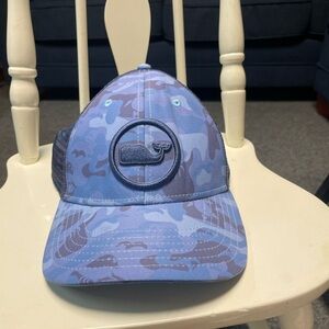 vineyard vines Whale Dot Performance Trucker Hat